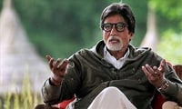 হেলমেট ছাড়াই অচেনা ব্যক্তির বাইকে অমিতাভ বচ্চন